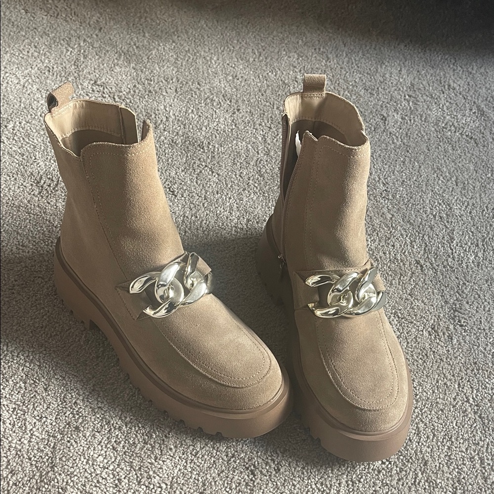 NWT Steve Madden tan suede lug sole ankle boots
